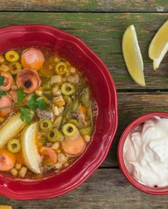 Сборная солянка с грудинкой, курицей и сосисками