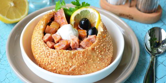 Солянка с копченостями в хлебе