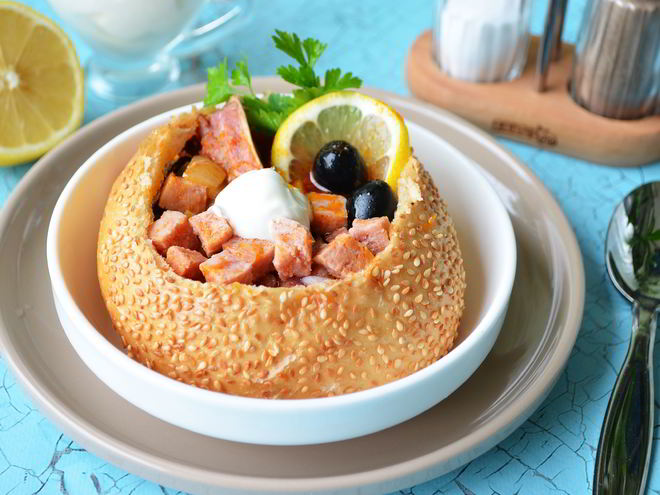 Рецепт солянки с копченостями в хлебе