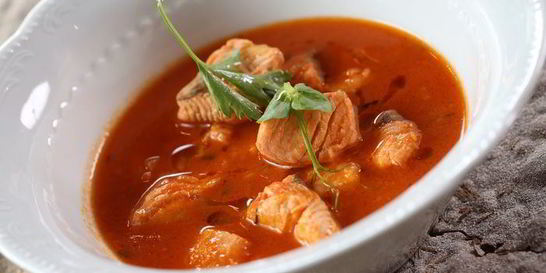 Суп из чавычи с томатами и ароматной зеленью