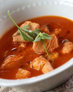 Суп из чавычи с томатами и ароматной зеленью