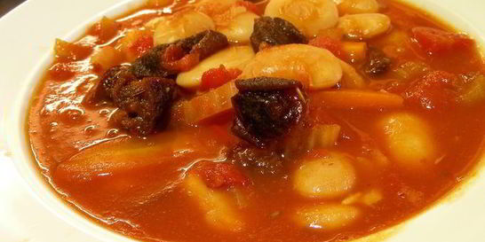 Суп из фасоли с черносливом и розмарином