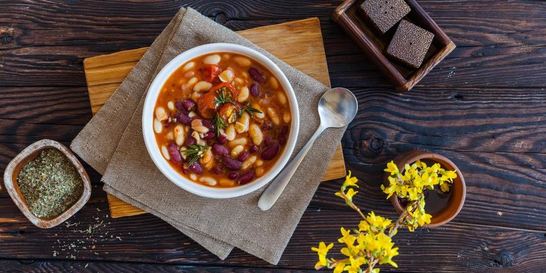 Суп из фасоли с помидорами и тимьяном