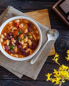 Суп из фасоли с помидорами и тимьяном