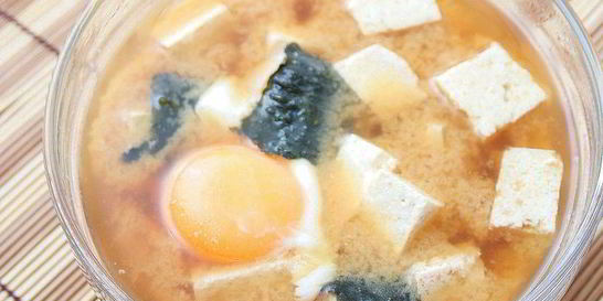 Суп Мисо с креветками, тофу и целым яйцом