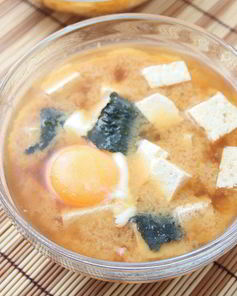 Суп Мисо с креветками, тофу и целым яйцом