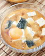 Суп Мисо с креветками, тофу и целым яйцом