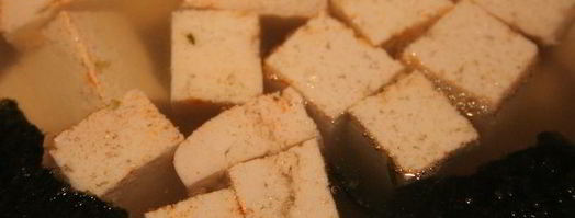 суп мисо с креветками, тофу и целым яйцом. Шаг 4