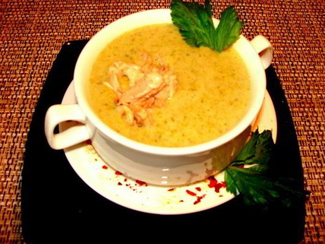Рецепт супа-пюре из брокколи с курицей и сыром