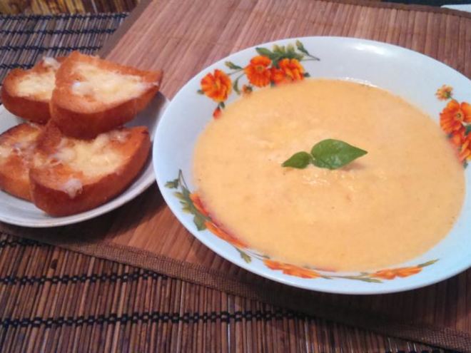 Рецепт супа-пюре из цветной капусты с чесночно-сырными гренками