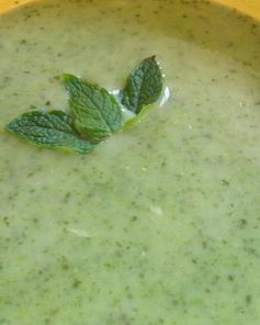 Суп-пюре Леонтин с зеленым горошком, луком-пореем и шпинатом