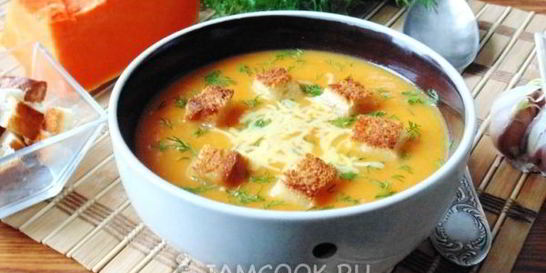 Суп-пюре с тыквой и сухариками