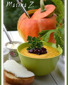 Тыквенный суп-пюре с карамелизованной свеклой и золотистым луком