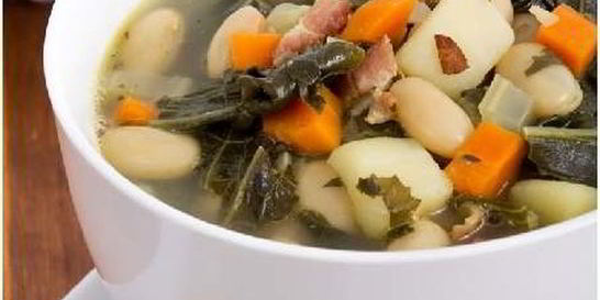 Суп с фасолью, капустой и беконом