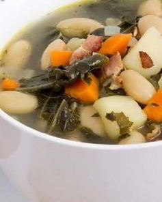 Суп с фасолью, капустой и беконом