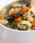 Суп с фасолью, капустой и беконом