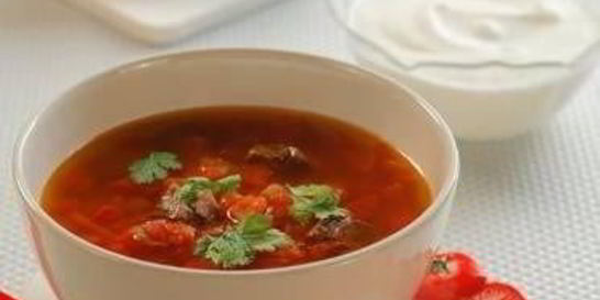 Томатный суп с чесночными гренками