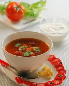 Томатный суп с чесночными гренками