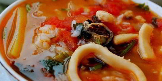 Томатный суп с морепродуктами и рисом