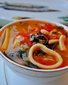 Томатный суп с морепродуктами и рисом