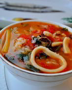 Томатный суп с морепродуктами и рисом