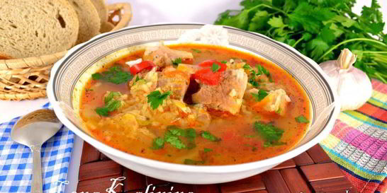 Томатный суп со свининой и рисом в мультиварке