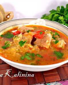 Томатный суп со свининой и рисом в мультиварке