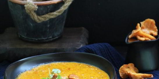 Тыквенный крем-суп с сыром и лисичками