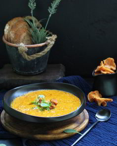 Тыквенный крем-суп с сыром и лисичками