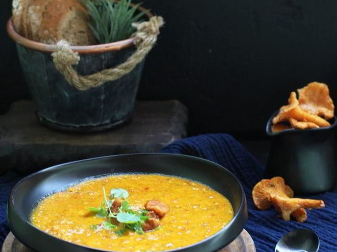 Рецепт тыквенного крема-супа с сыром и лисичками