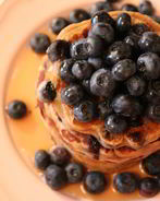 Банановые панкейки с голубикой