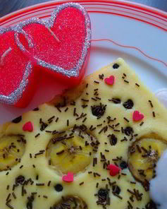 Блинчик на противне с бананом, черникой и клубничным соусом