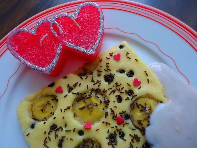 Рецепт блинчика на противне с бананом, черникой и клубничным соусом