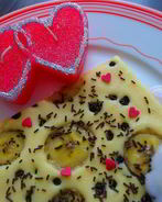 Блинчик на противне с бананом, черникой и клубничным соусом