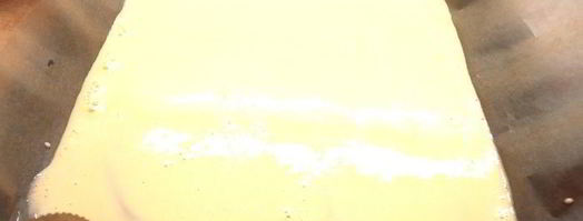 блинчик на противне с бананом, черникой и клубничным соусом. Шаг 2