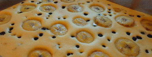 блинчик на противне с бананом, черникой и клубничным соусом. Шаг 3