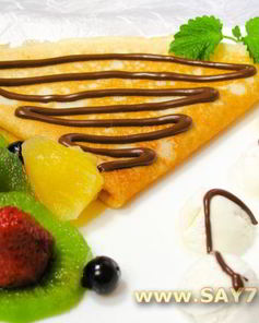 Блинчики с фруктами, ягодами, мороженым и шоколадом