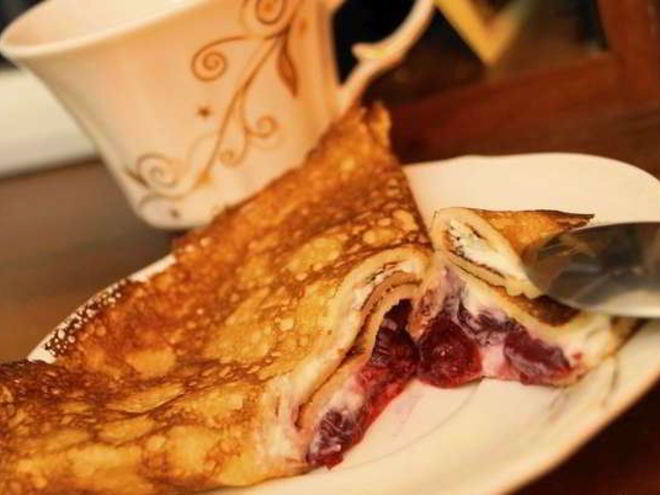 Рецепт блинчиков с творогом и вишней