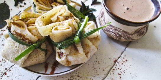 Блины с колбасой и яйцом