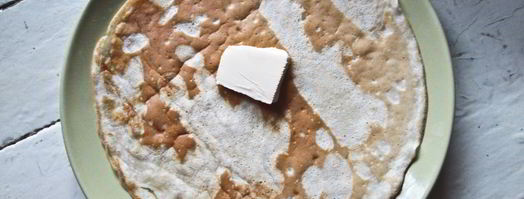 блины с колбасой и яйцом. Шаг 6