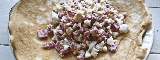 блины с колбасой и яйцом. Шаг 9