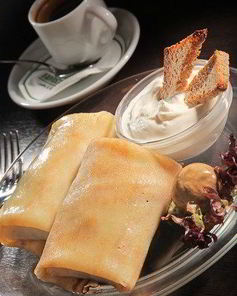 Блины со сливочным соусом из грибов и укропа