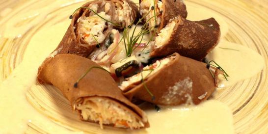 Каштановые блины с крабовым муссом и соусом из шампанского