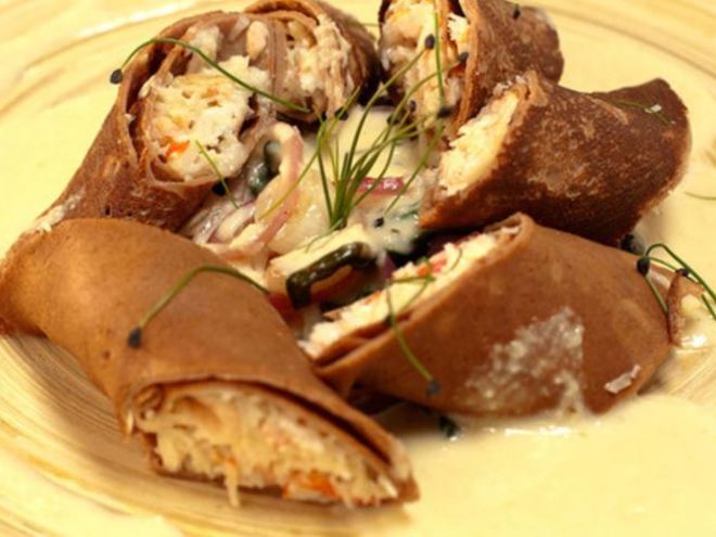 Рецепт каштановых блинов с крабовым муссом и соусом из шампанского