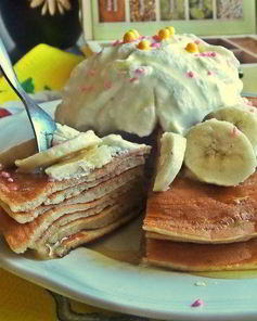 Панкейки кефирные с медом, бананом и сливками