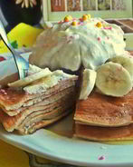 Панкейки кефирные с медом, бананом и сливками