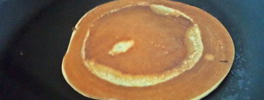 панкейки кефирные с медом, бананом и сливками. Шаг 12