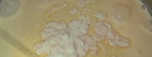 панкейки кефирные с медом, бананом и сливками. Шаг 16