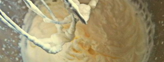 панкейки кефирные с медом, бананом и сливками. Шаг 17