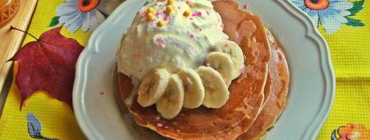 панкейки кефирные с медом, бананом и сливками. Шаг 18